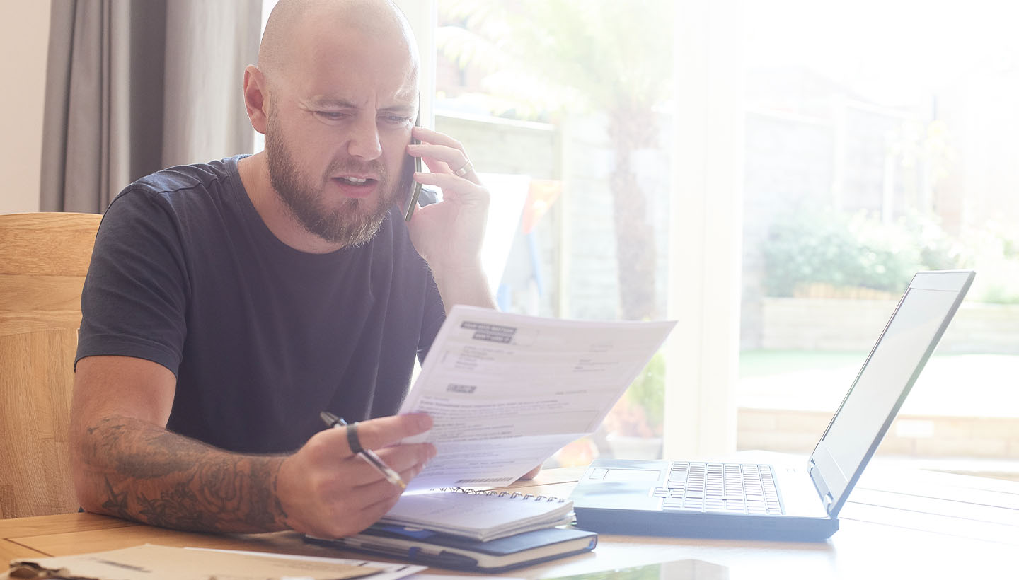 2-HowLongLiableMissingMajorInspectionProblems-1440×820 A home inspector reviewing an inspection report with a client via phone